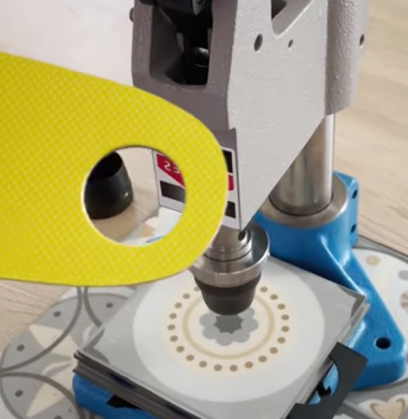 taglio circolare di plantari per podologia con pressa a ginocchiera