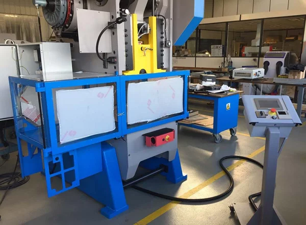 Custodie, griglie e protezioni speciali per presse industriali